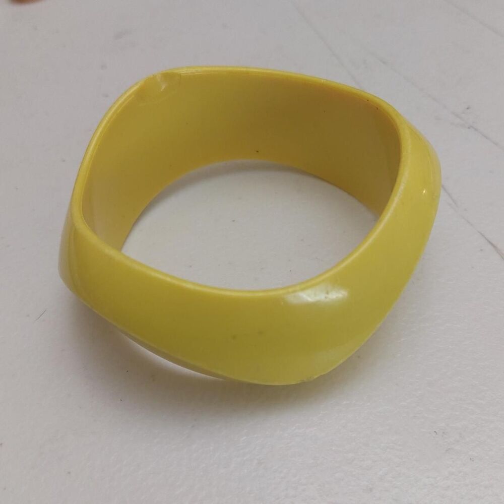 Vintage Retro Chunky Asymmetrical Yellow Resin Bangle Bracelet